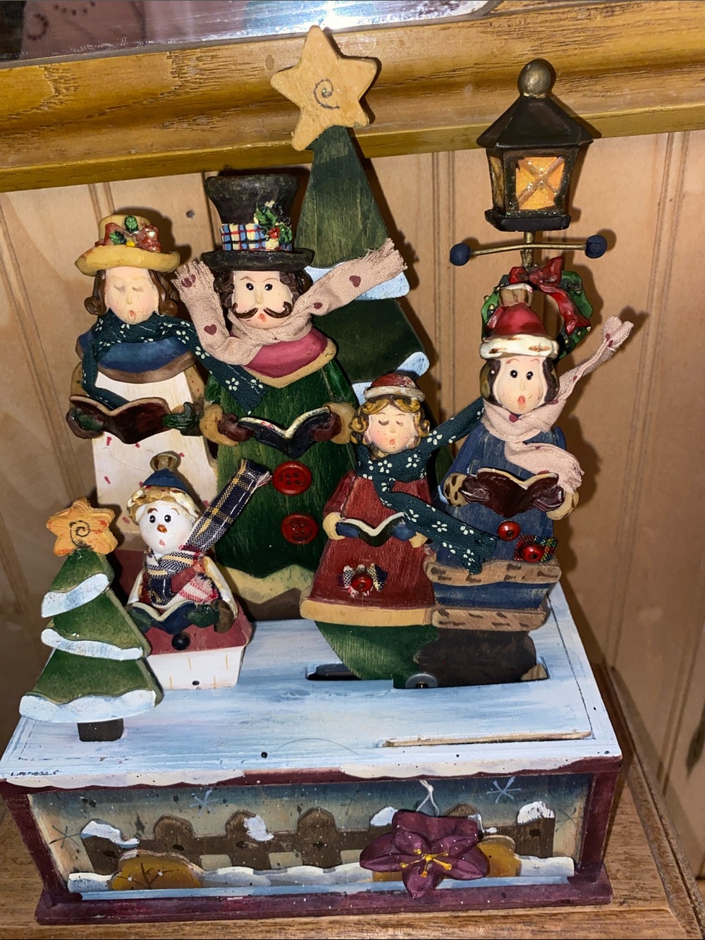 Festive Wooden Caroler Set Holiday music box Decoration - Multicolor
